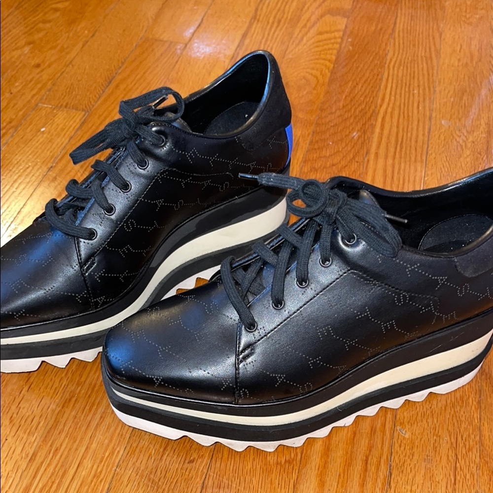 Stella McCartney Sneakers in Black with Comfortable Fit and Lightweight Design